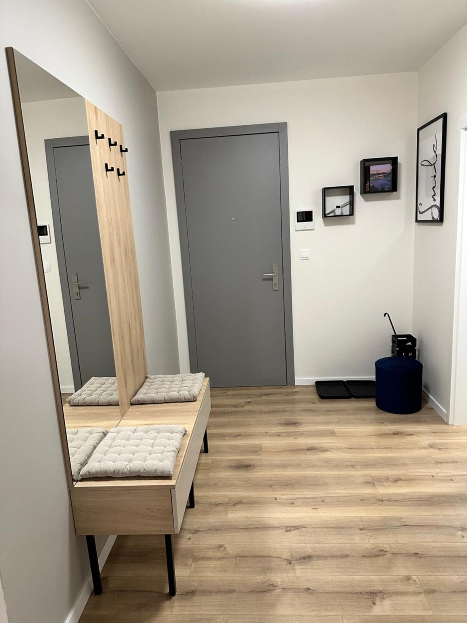 Trendy Apartment เตร็นชีน ภายนอก รูปภาพ