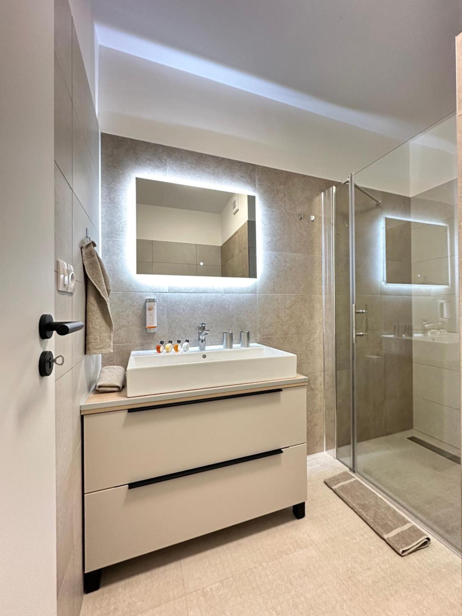 Trendy Apartment เตร็นชีน ภายนอก รูปภาพ